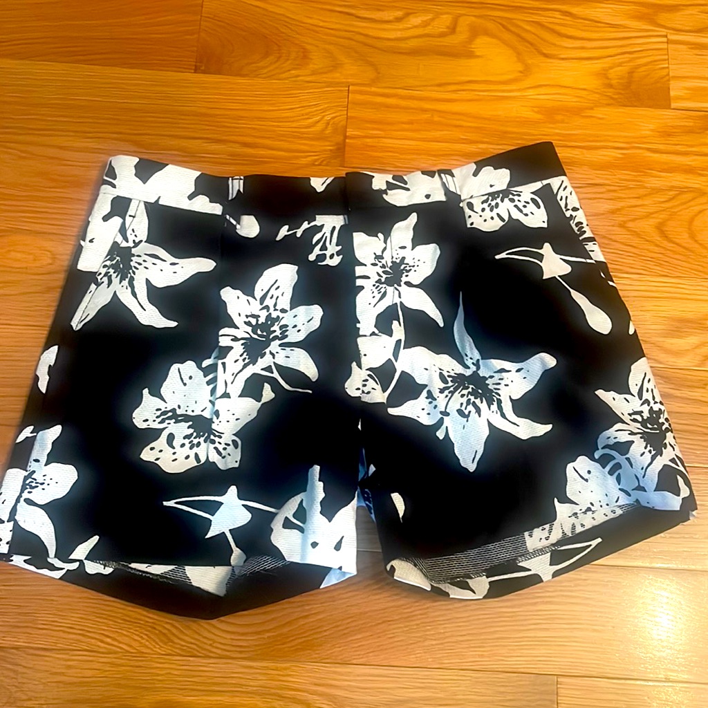 Brand New Banana Republic Black And White Floral Shorts